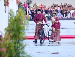 Menteri AHY Menangkan Busana Adat Terbaik pada Upacara Penurunan Bendera Sang Merah Putih