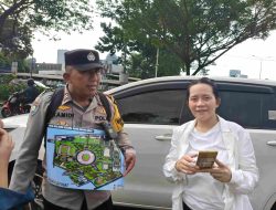 Bantu Jemaat Misa, Polisi Berkalung Denah Acara Berkeliling di GBK