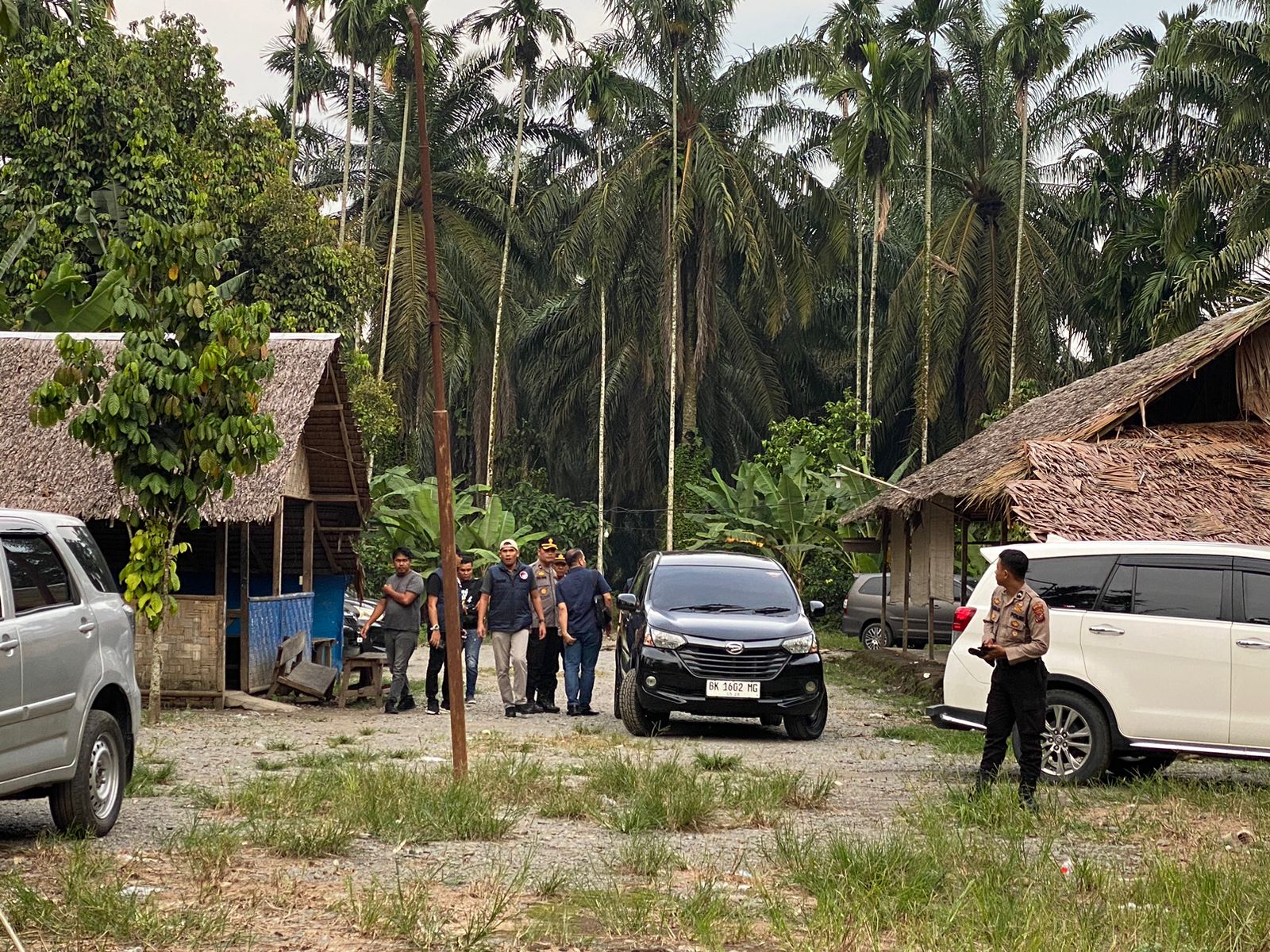 Tim Gabungan Ratakan Barak Narkoba serta Angkut Puluhan Mesin Judi 