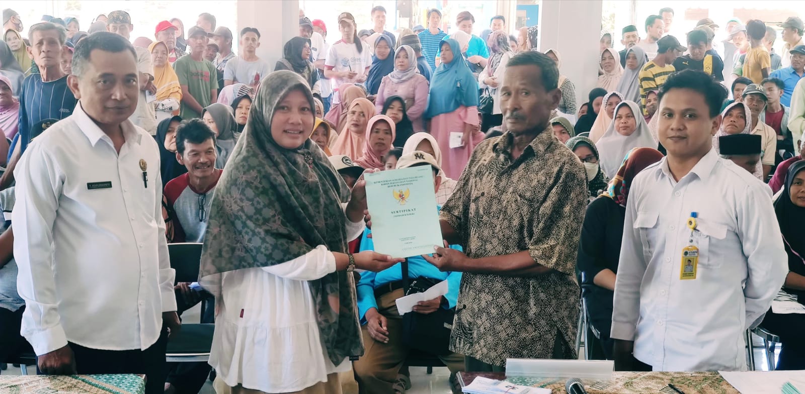 BPN Kabupaten Cirebon Bagikan Sertipikat PTSL PM di Desa Muara