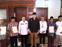 Menteri AHY Serahkan Puluhan Sertipikat Tanah Wakaf di Pasuruan