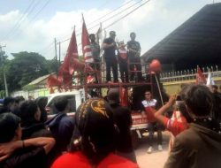 Buntut PHK Massal, Ratusan Buruh Demo di PT YHC Keramika Indonesia