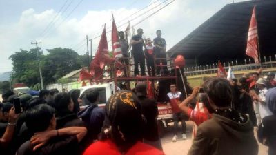 Buntut PHK Massal, Ratusan Buruh Demo di PT YHC Keramika Indonesia