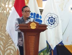 Immanuel Ebenezer Wamenaker Hadiri Wisuda Program Sarjana Polteknaker