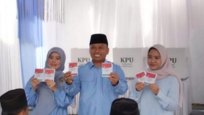 Paslon 2, Supian Suri Bersama Keluarga Mengunakan Hak Suaranya Pada Pilkada Depok 2024